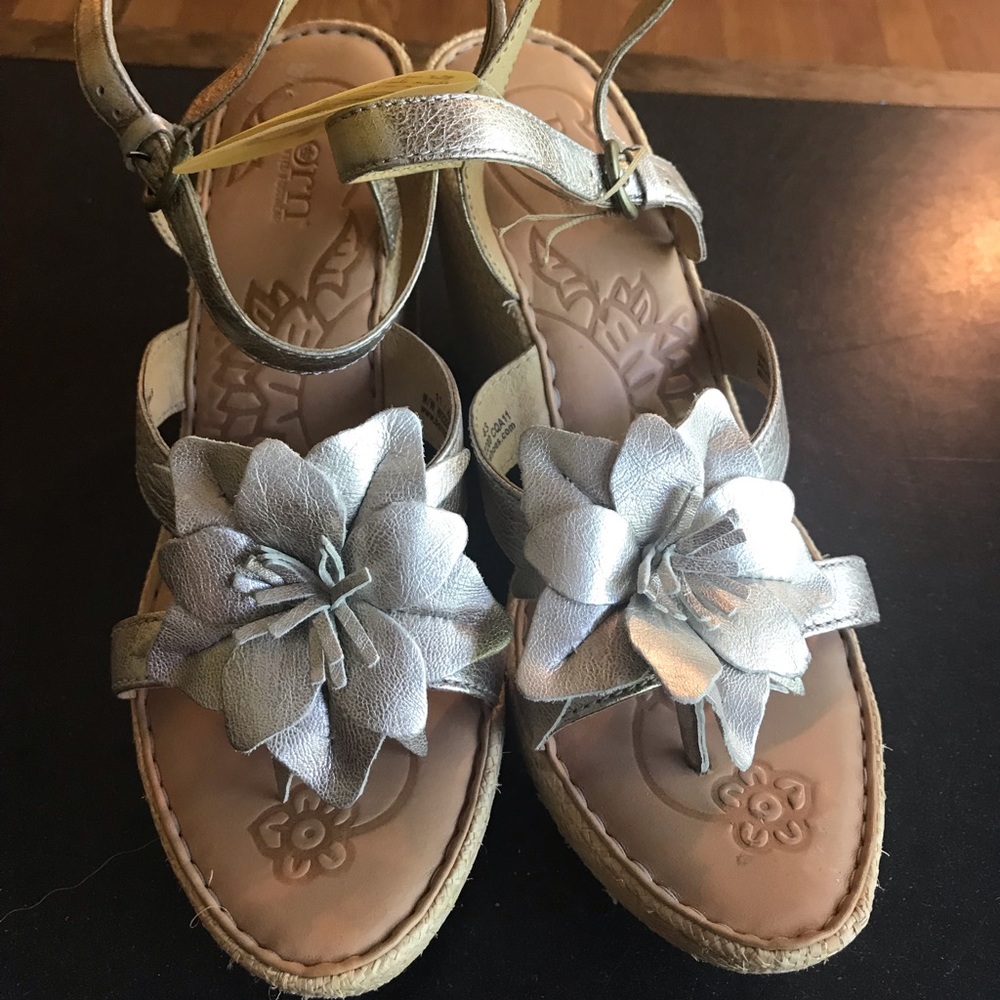 Born Silver Flower Wedge Size 11 Leather / Strap